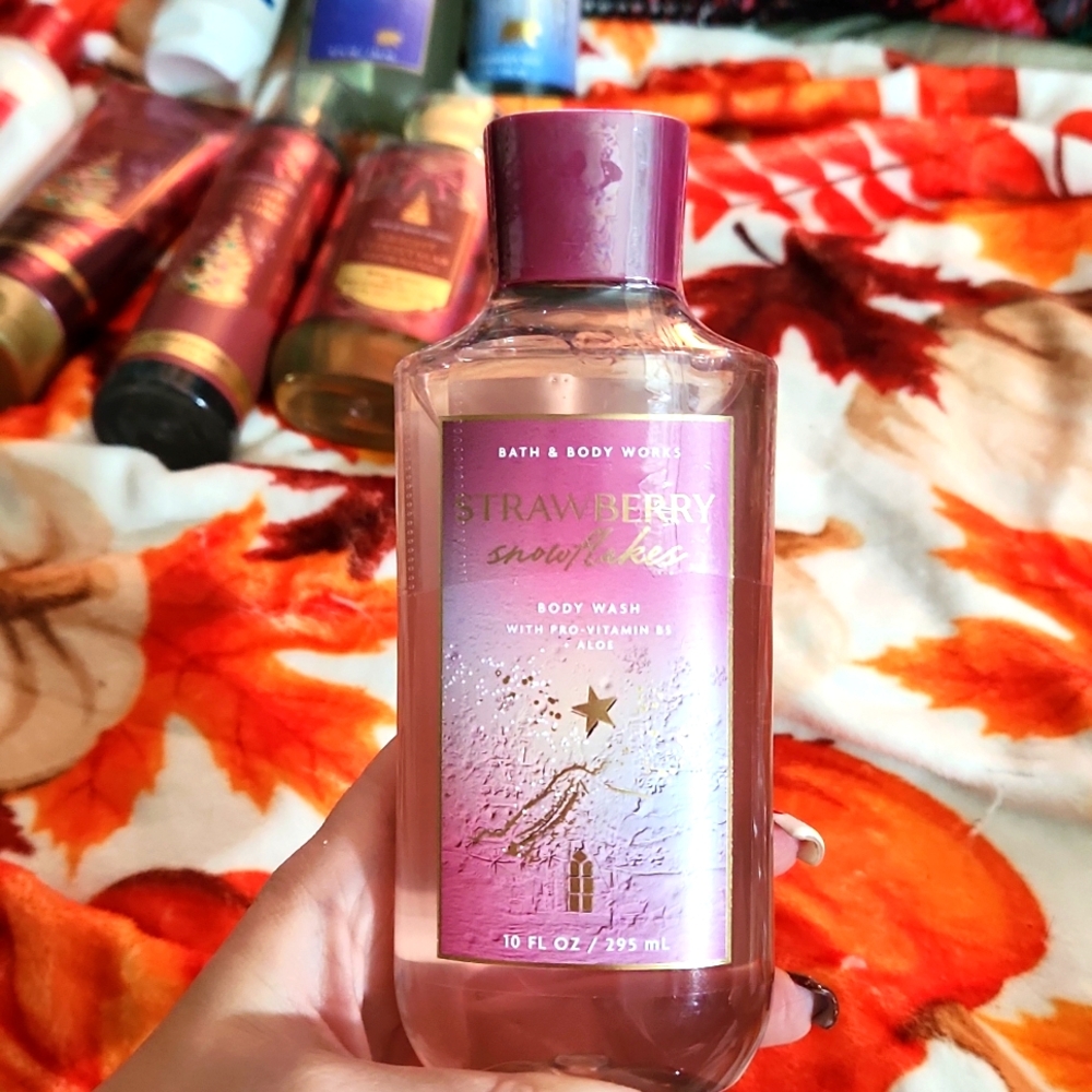 NWT STRAWBERRY SNOWFLAKES ❄